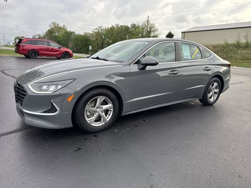 Used 2021 Hyundai Sonata SE image 2