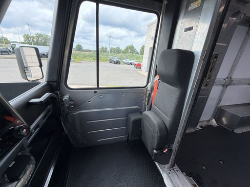 Used 2024 Chevrolet Brightdrop 400 w/ Commercial Equipment Package AWD/4WD image 17