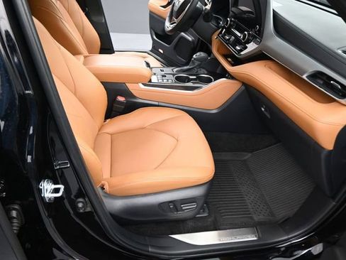 Used 2026 Toyota Highlander Platinum image 14