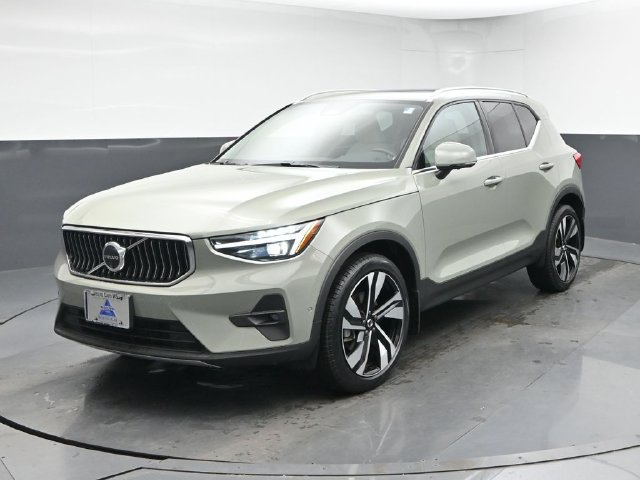 Used 2025 Volvo XC40 B5 Ultra w/ Climate Package AWD/4WD image 3