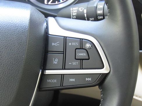 Certified 2025 Toyota Highlander XLE AWD/4WD image 28