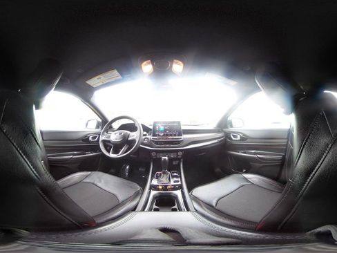 Used 2025 Jeep Compass Trailhawk image 38