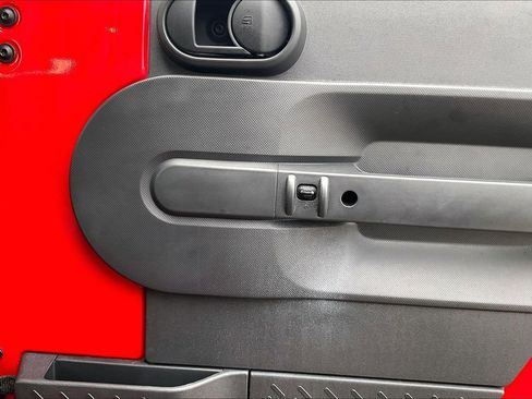 Used 2010 Jeep Wrangler Unlimited Rubicon image 17