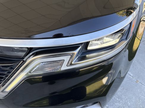 Used 2023 Kia Carnival LX image 5