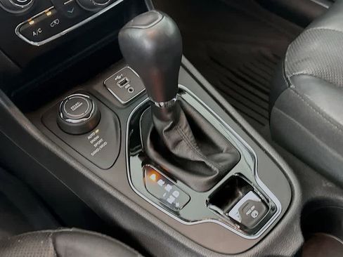 Used 2019 Jeep Cherokee Limited AWD/4WD image 19