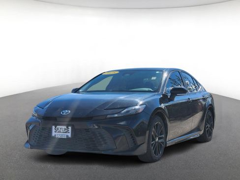 Used 2025 Toyota Camry SE FWD image 2