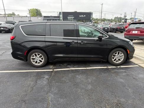 Used 2023 Chrysler Pacifica Touring-L FWD image 4