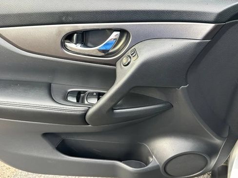 Used 2015 Nissan Rogue S FWD image 19