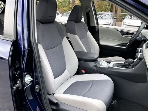 Used 2021 Toyota RAV4 XLE w/ Convenience Package image 9