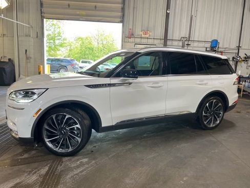 Used 2023 Lincoln Aviator Reserve w/ Equipment Group 201A AWD/4WD image 2