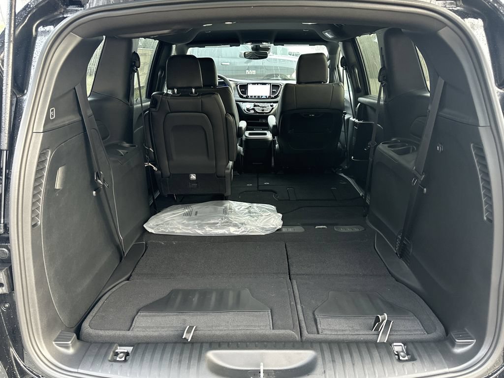 New 2026 Chrysler Pacifica Select FWD image 17