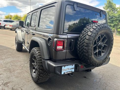 Used 2018 Jeep Wrangler Unlimited Rubicon w/ LED Lighting Group AWD/4WD image 8