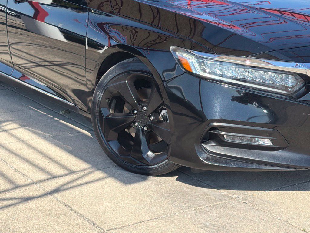 Used 2018 Honda Accord Touring image 9