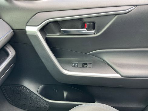 Used 2022 Toyota RAV4 SE w/ Convenience Package image 16