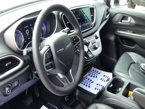 Certified 2025 Chrysler Pacifica Select FWD image 19