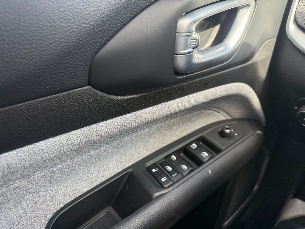 Used 2025 Jeep Compass Latitude AWD/4WD image 17