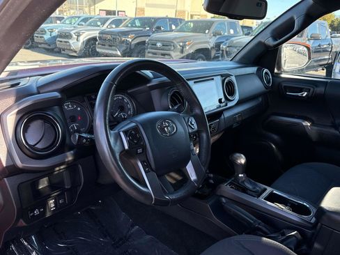 Used 2018 Toyota Tacoma TRD Off-Road w/ Technology Package AWD/4WD image 9