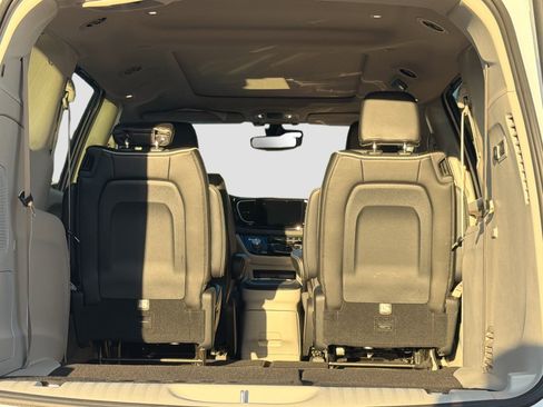 Used 2022 Chrysler Pacifica Limited image 12