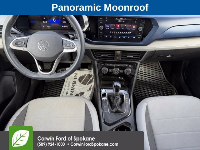 Used 2024 Volkswagen Taos SE w/ Panoramic Sunroof Package FWD image 3