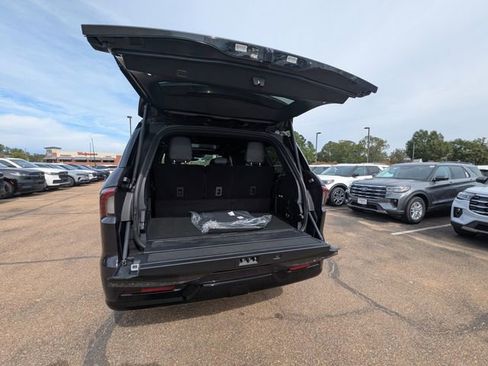 New 2025 Lincoln Navigator Reserve w/ Jet Appearance Package AWD/4WD image 32