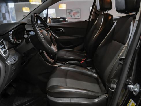 Used 2022 Chevrolet Trax LT w/ LT Convenience Package image 4