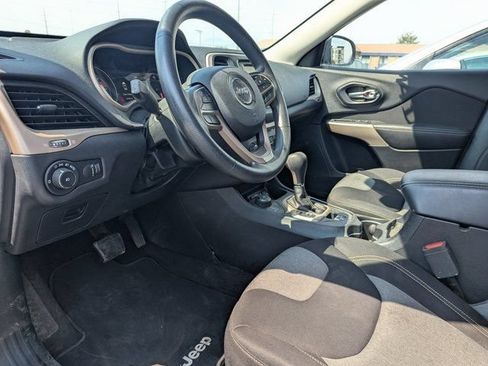 Used 2018 Jeep Cherokee Latitude w/ Safety Group AWD/4WD image 12