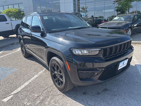 Used 2025 Jeep Grand Cherokee Altitude AWD/4WD image 7