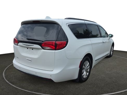 Used 2017 Chrysler Pacifica Touring-L FWD image 6