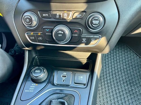 Used 2019 Jeep Cherokee Latitude w/ Cold Weather Group image 23