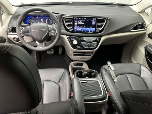 Used 2024 Chrysler Pacifica Touring-L FWD image 4