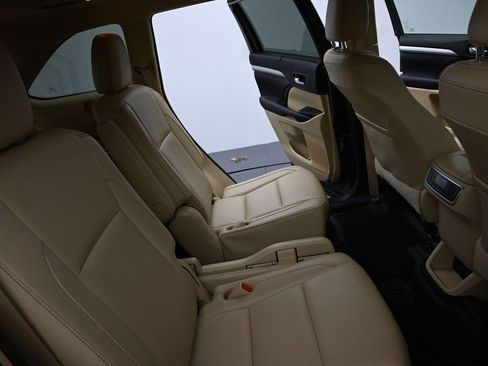 Used 2017 Toyota Highlander XLE image 13