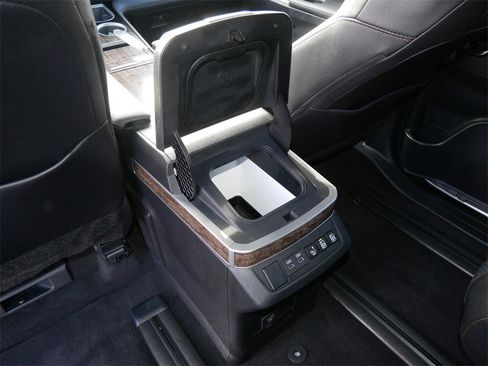 Used 2025 Toyota Sienna Platinum image 12