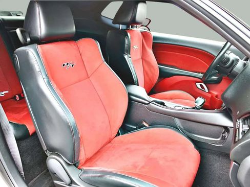 Used 2015 Dodge Challenger R/T Plus image 21