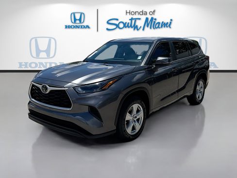 Used 2023 Toyota Highlander L FWD image 3