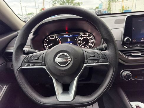 Used 2025 Nissan Altima 2.5 SV FWD image 17