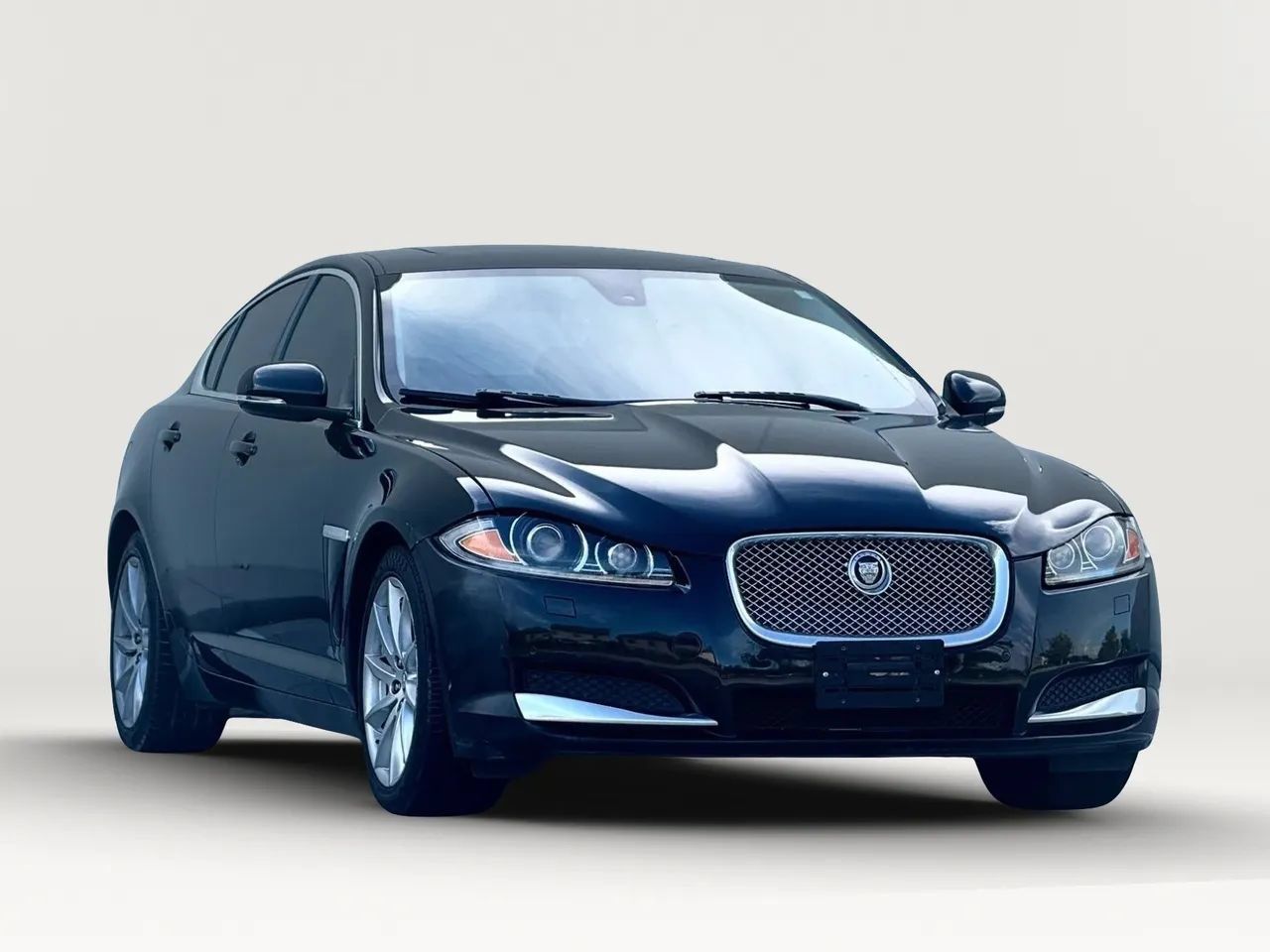 Used 2012 Jaguar XF RWD image 2