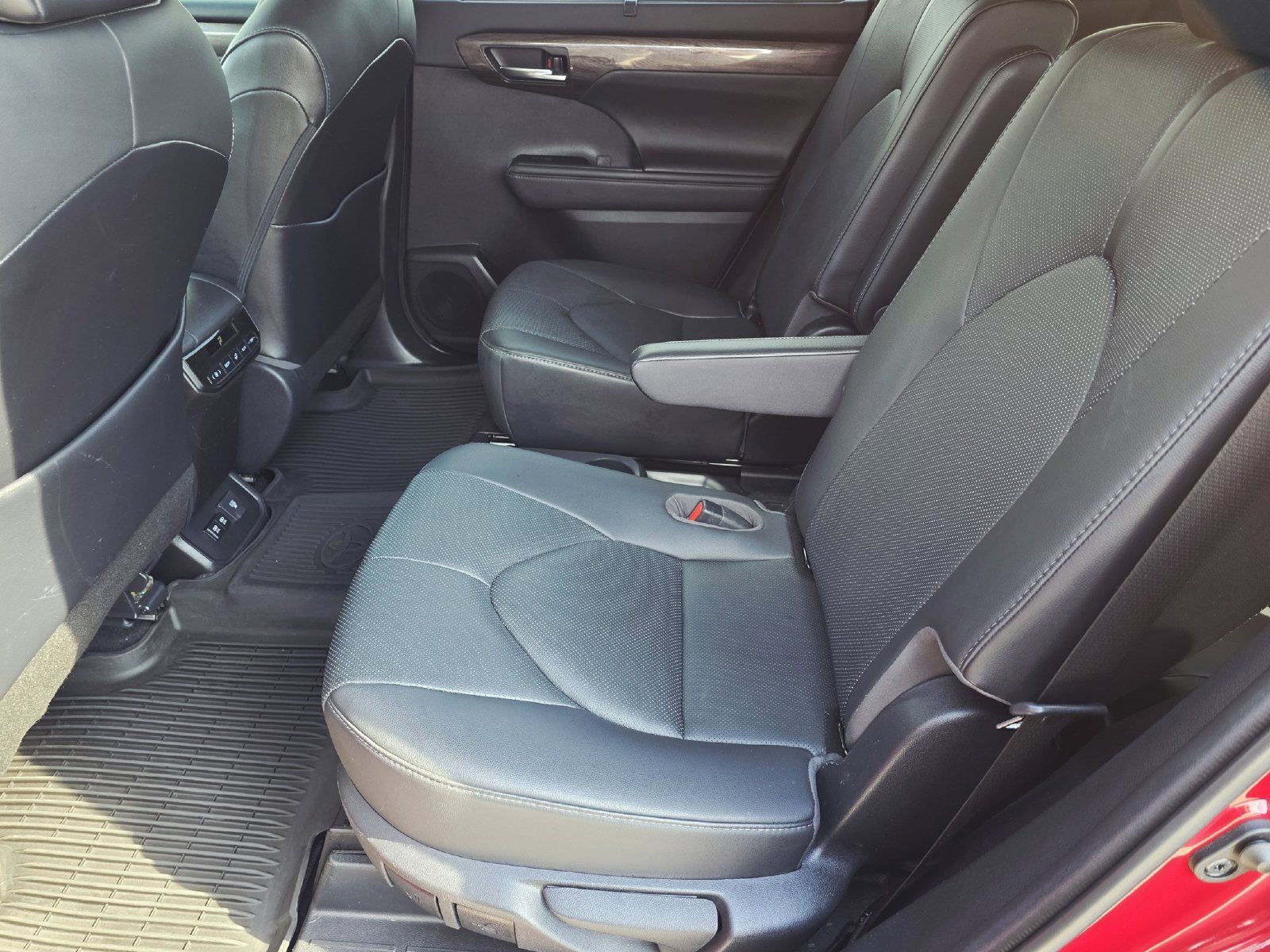 Used 2021 Toyota Highlander Limited FWD image 18