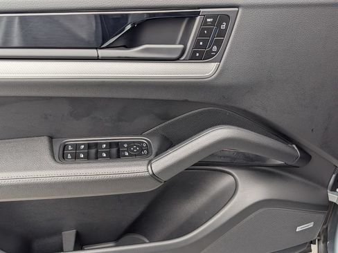 Certified 2025 Porsche Cayenne AWD/4WD image 20