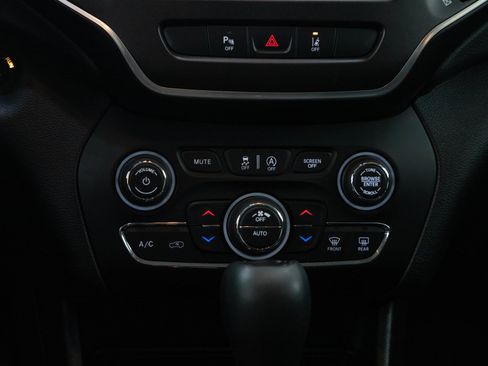 Used 2021 Jeep Cherokee Trailhawk AWD/4WD image 18