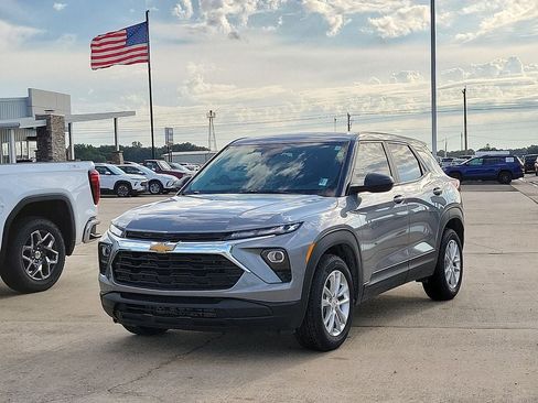 Used 2025 Chevrolet TrailBlazer LS w/ LS Convenience Package FWD image 2