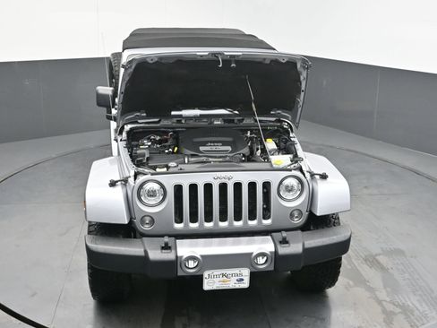 Used 2018 Jeep Wrangler Sahara w/ Connectivity Group image 39