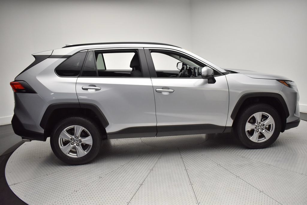 Used 2025 Toyota RAV4 XLE AWD/4WD image 4
