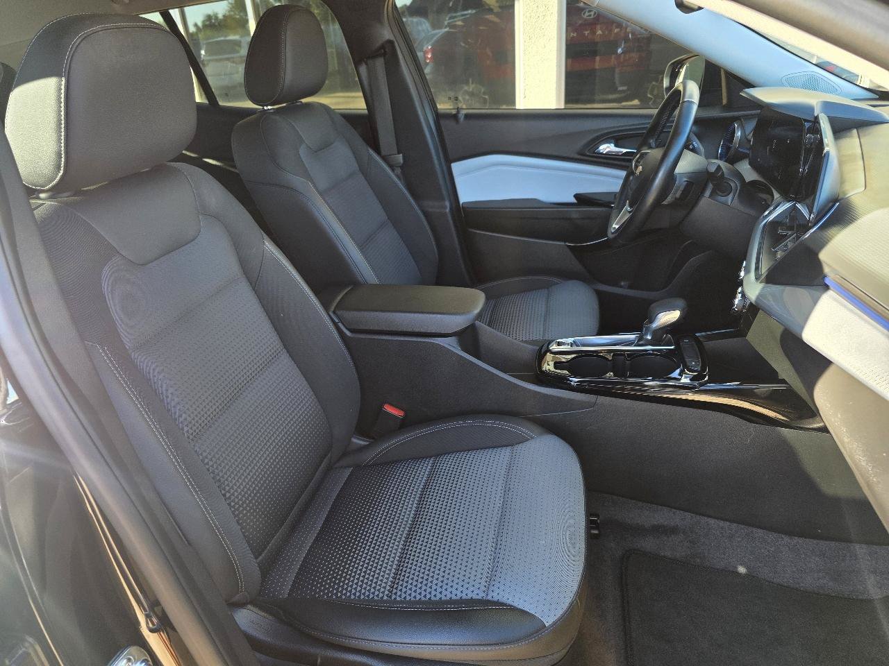 Used 2025 Chevrolet Trax LT w/ Driver Confidence Package FWD image 19