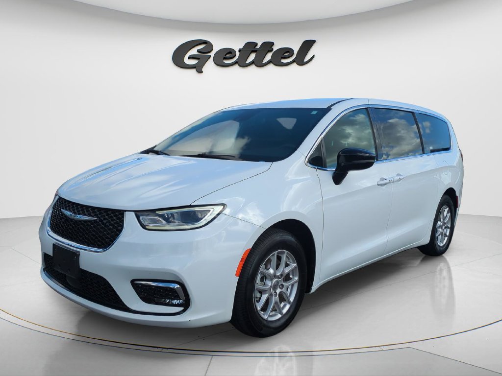 Used 2025 Chrysler Pacifica Select FWD image 1
