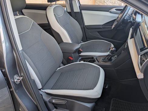 Used 2025 Volkswagen Taos SE w/ Panoramic Sunroof Package FWD image 21