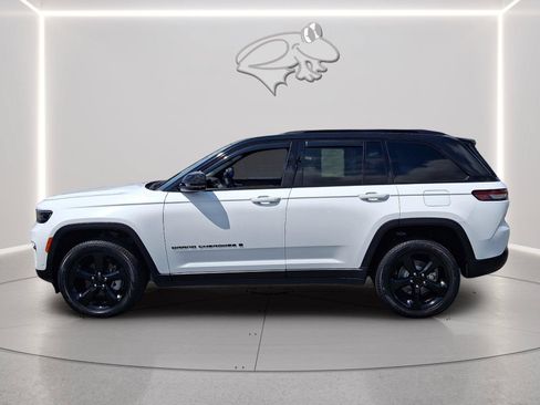 Used 2023 Jeep Grand Cherokee Limited w/ Luxury Tech Group II AWD/4WD image 2