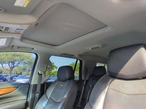 Used 2018 Cadillac Escalade Luxury RWD image 16