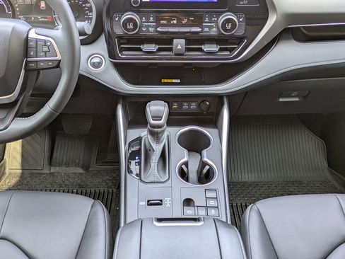 Used 2024 Toyota Highlander XLE FWD image 20