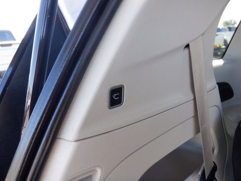 Used 2023 Chrysler Pacifica Touring-L image 8