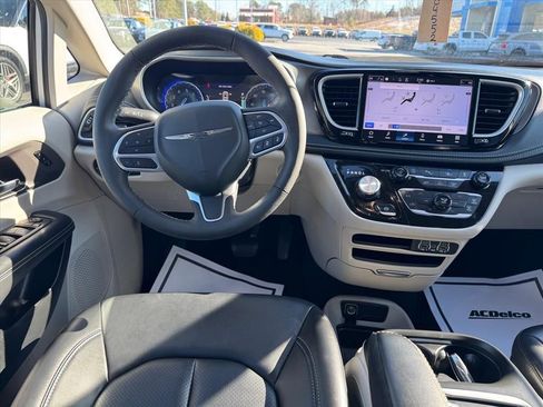 Used 2024 Chrysler Pacifica Touring-L image 14